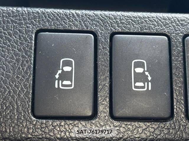 Toyota VOXY 2011-12 370411-4