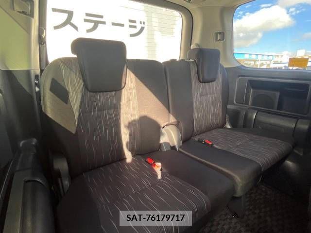 Toyota VOXY 2011-12 370411-10