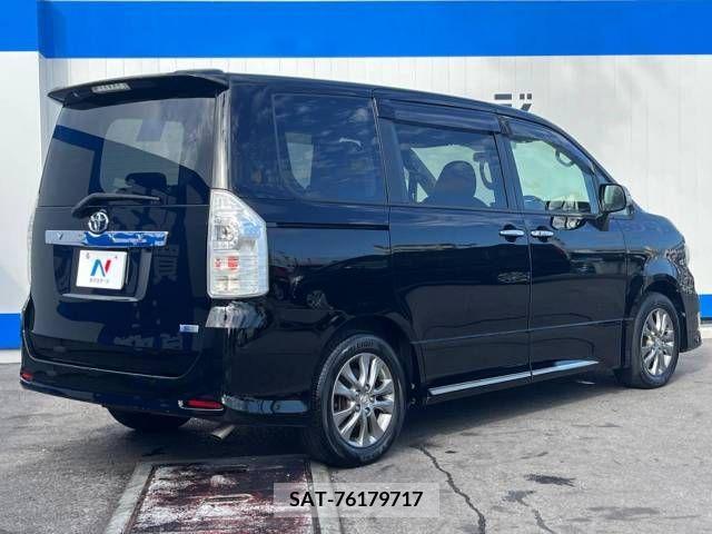 Toyota VOXY 2011-12 370411-18