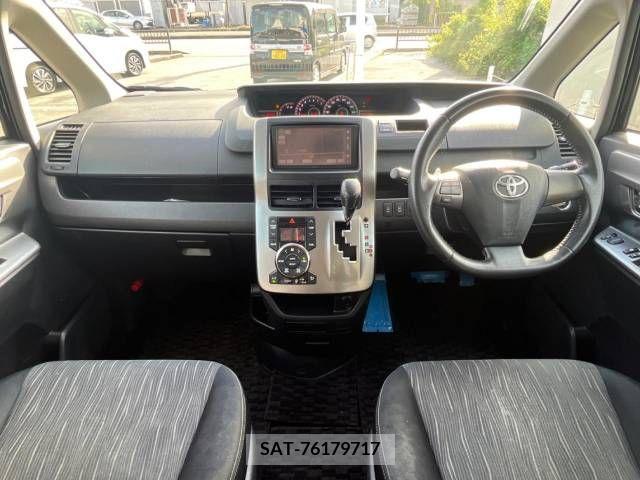 Toyota VOXY 2011-12 370411-1