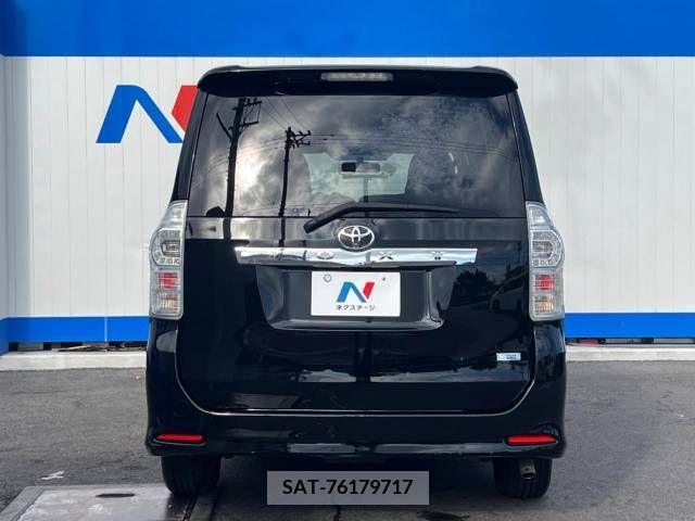 Toyota VOXY 2011-12 370411-16