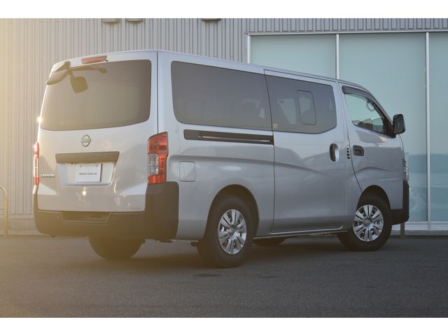 Nissan NV350 Caravan 2022-05 181956-1