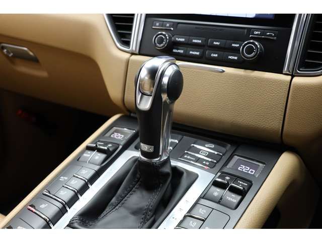Porsche MACAN 2017-08 24901-14