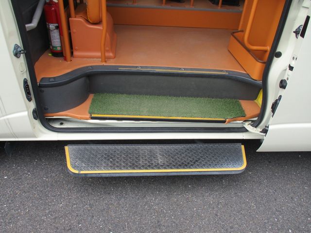 Toyota HIACE COMMUTER 2016-05 11194-7