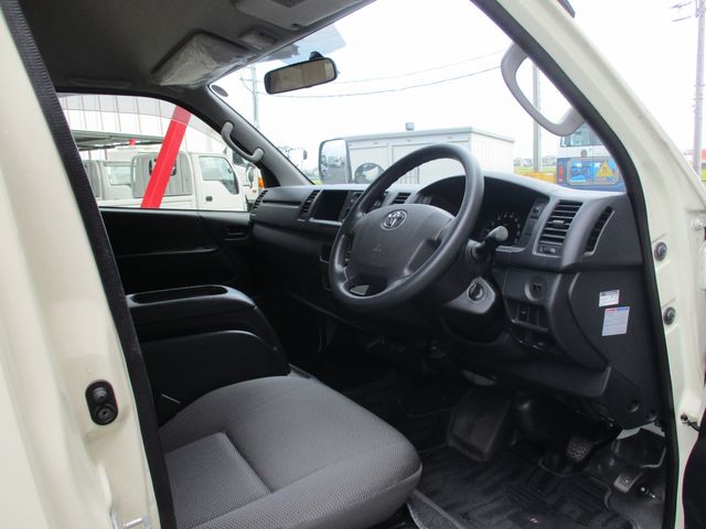 Toyota HIACE COMMUTER 2016-05 11194-9