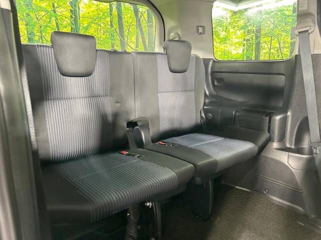 Toyota VOXY 2016-12 196585-9