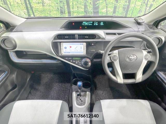 Toyota AQUA 2013-08 339644-1