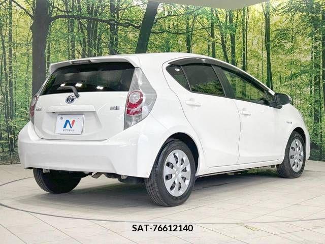 Toyota AQUA 2013-08 339644-17