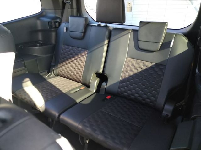 Toyota VOXY HYBRID 2022-12 27882-27