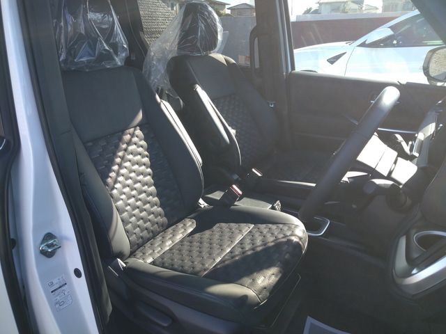Toyota VOXY HYBRID 2022-12 27882-10