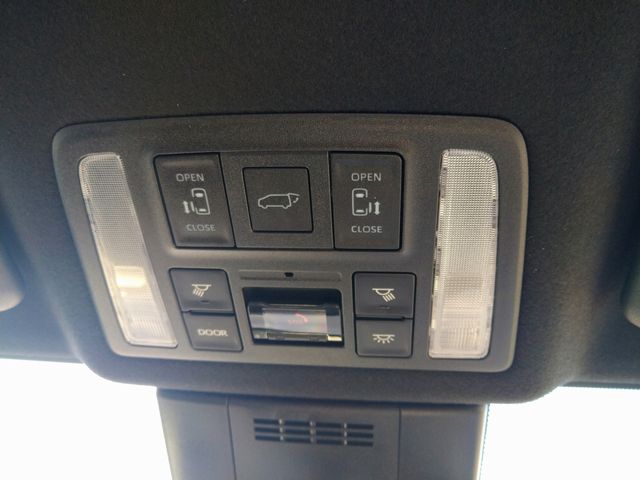 Toyota VOXY HYBRID 2022-12 27882-12