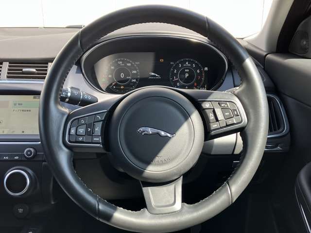 Jaguar E-PACE 2018-03 4224-6