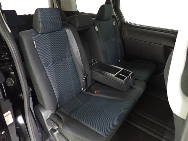 Toyota NOAH 2021-05 28233-26