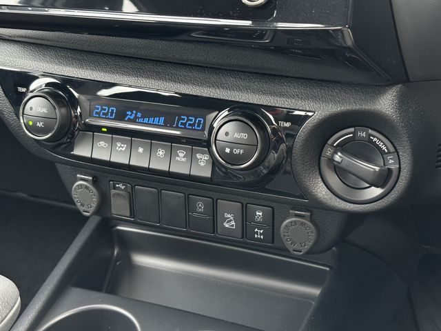 Toyota HILUX 2023-01 5674-6