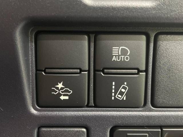 Toyota NOAH HYBRID 2017-04 28658-6