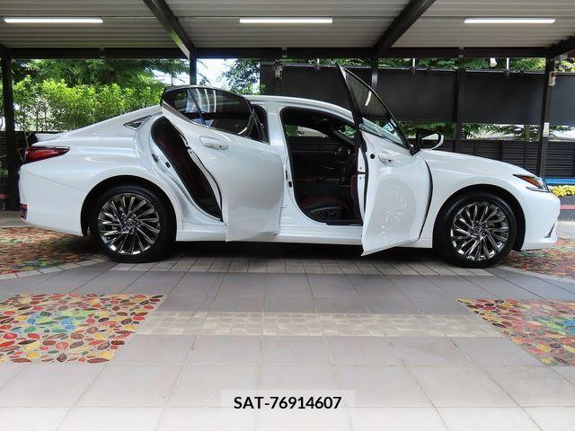 Lexus ES 2023-07 300412-11