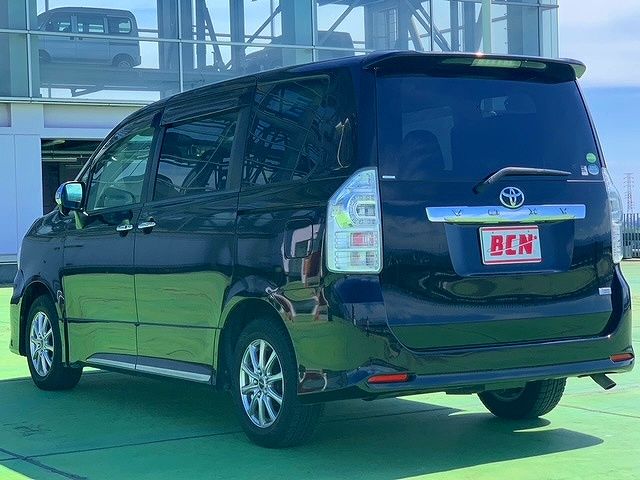 Toyota VOXY 2013-08 24904-8