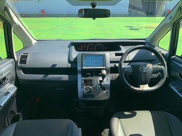 Toyota VOXY 2013-08 24904-1