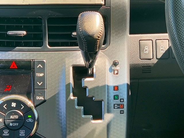 Toyota VOXY 2013-08 24904-19