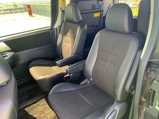 Toyota VOXY 2013-08 24904-9