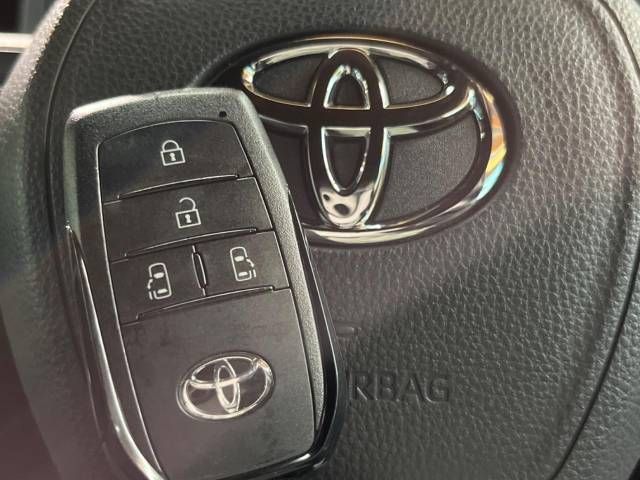 Toyota VOXY HYBRID 2022-03 11594-9