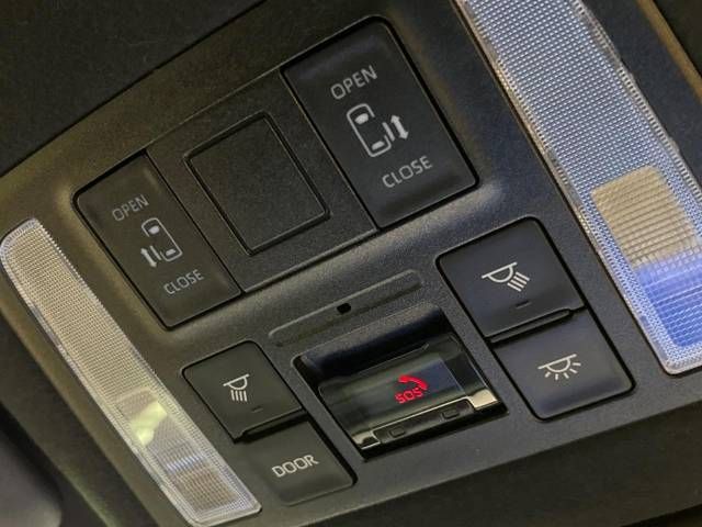 Toyota VOXY HYBRID 2022-03 11594-6