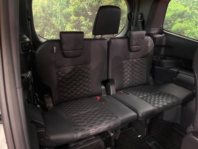 Toyota VOXY HYBRID 2022-03 11594-12
