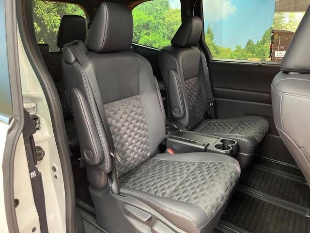 Toyota VOXY HYBRID 2022-03 11594-11