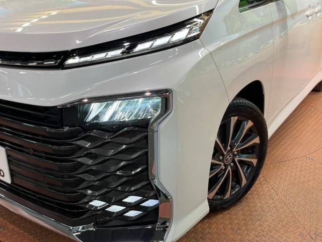 Toyota VOXY HYBRID 2022-03 11594-14