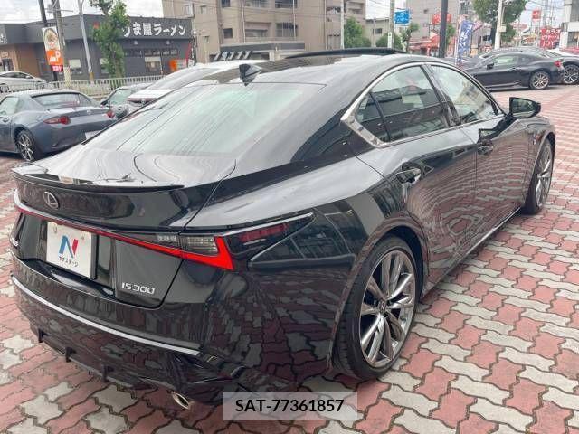 Lexus IS 2022-03 300019-17