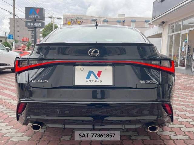 Lexus IS 2022-03 300019-15
