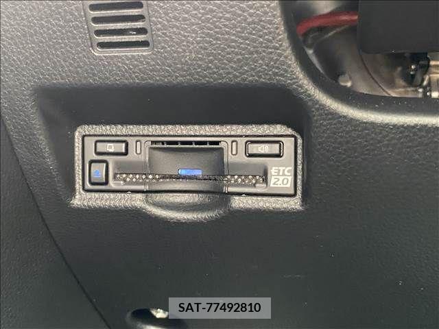 Toyota VOXY 2022-04 332816-12