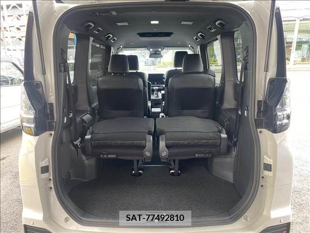 Toyota VOXY 2022-04 332816-9