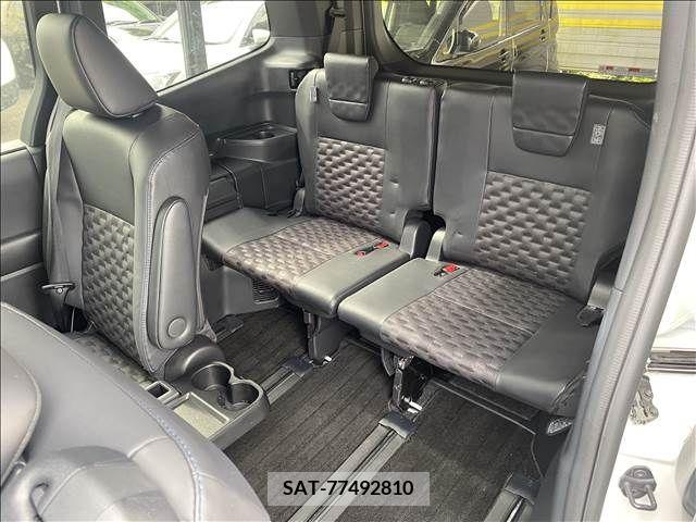 Toyota VOXY 2022-04 332816-8