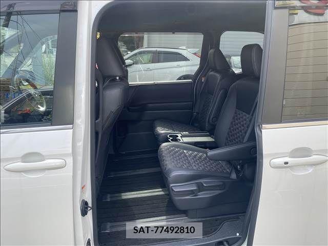 Toyota VOXY 2022-04 332816-7