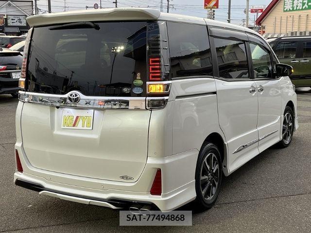 Toyota VOXY 2019-03 339079-1