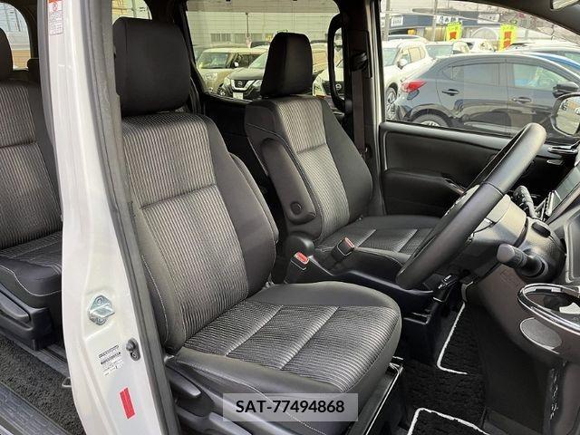 Toyota VOXY 2019-03 339079-11