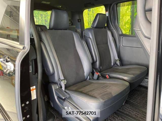 Toyota NOAH 2018-07 227143-9