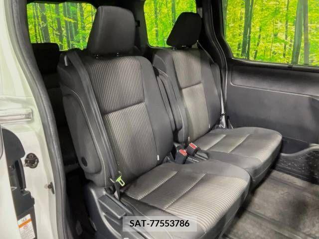 Toyota VOXY 2018-03 381071-9