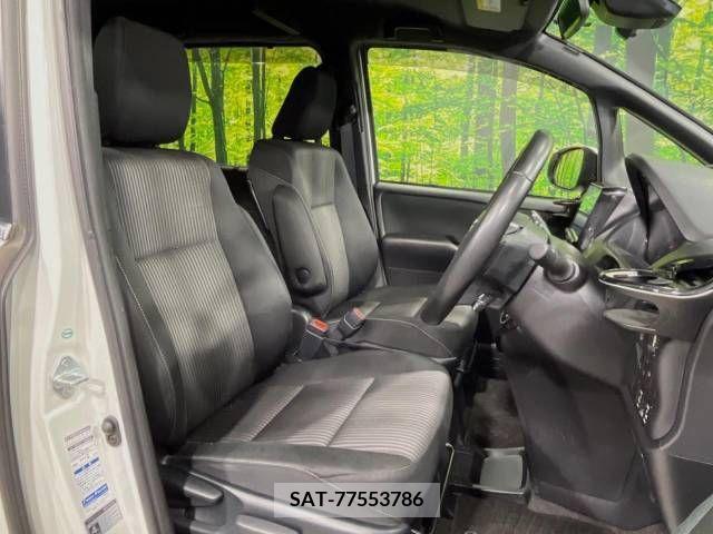Toyota VOXY 2018-03 381071-8