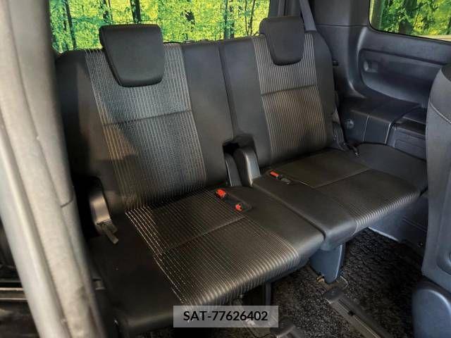 Toyota VOXY 2018-11 370436-9
