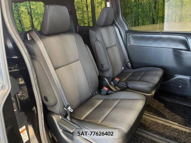 Toyota VOXY 2018-11 370436-8