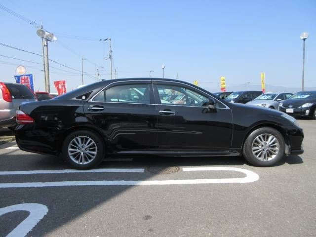 Toyota CROWN SEDAN 2010-11 890-9