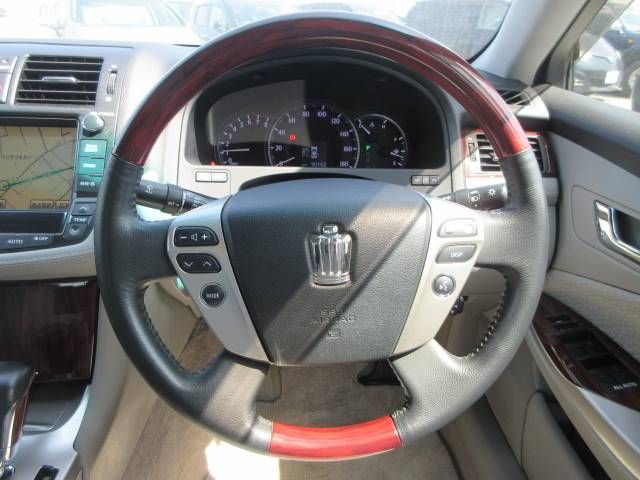 Toyota CROWN SEDAN 2010-11 890-2