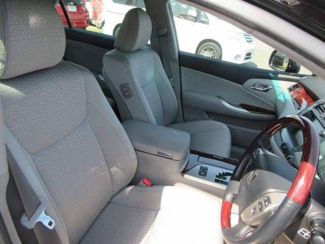 Toyota CROWN SEDAN 2010-11 890-14