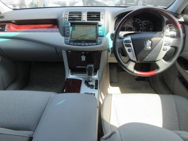 Toyota CROWN SEDAN 2010-11 890-1