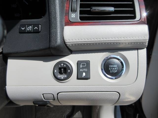 Toyota CROWN SEDAN 2010-11 890-7