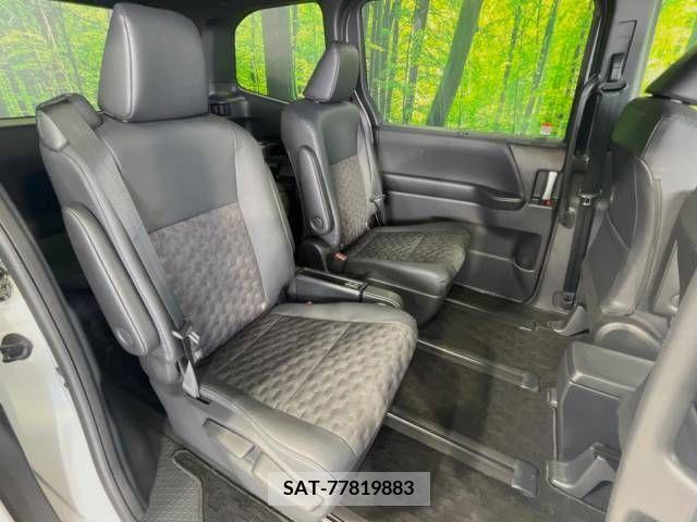 Toyota VOXY 2023-05 370528-9