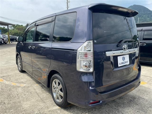 Toyota VOXY 2010-03 191236-7