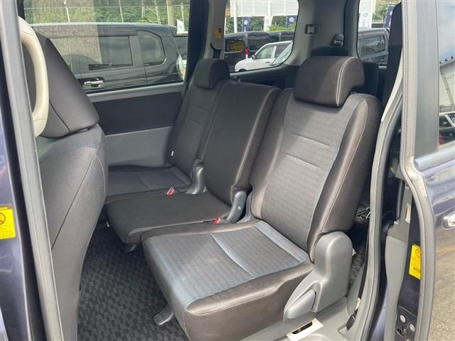 Toyota VOXY 2010-03 191236-3